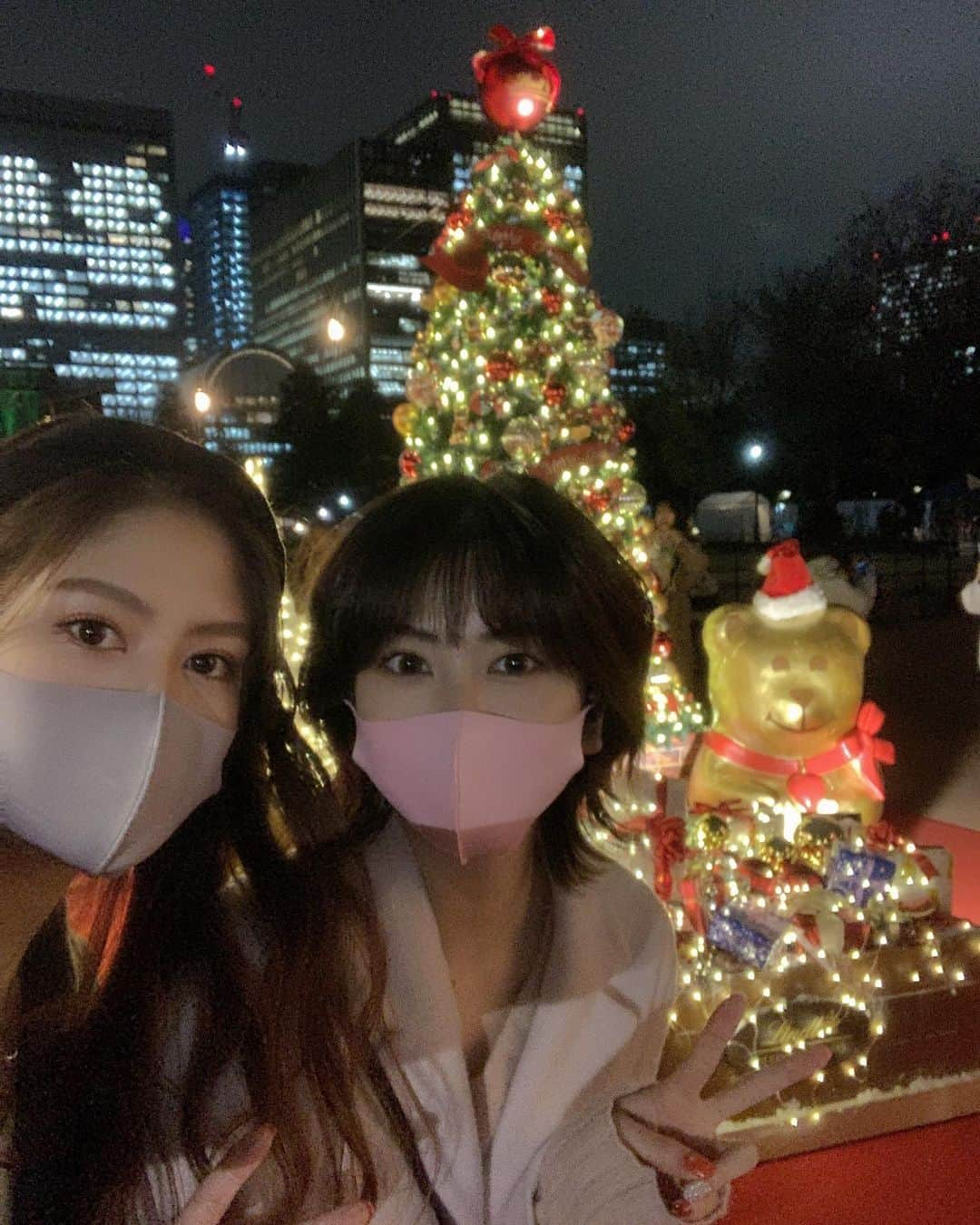 しよりさんのインスタグラム写真 - (しよりInstagram)「いよいよ明日は NGKでワンマンライブ🎄🎅🎁  先日メンバー全員 PCR検査しましたが陰性でした！  お客さんをいれていつも通りライブする事が簡単じゃなくなった今、みんなで健康でいれて無事開催できる事がほんとに嬉しいです😭💙🤍❤️  4年ぶりのNGKでのライブ。 感慨深いし、大きい劇場で踊れる事、みんなに会える事がめっっちゃ嬉しくてほんまに楽しみ🥰🥰  オンライン配信はアーカイブ4日間残るので、みんなそれぞれの場所で応援してくれたら嬉しいです😌💖  ❄️❄️❄️❄️❄️❄️❄️❄️❄️  ｢つぼみ大革命ワンマンライブ 〜夢でも見なきゃやってられない〜｣  12月24日(木) 19:30開演 会場：なんばグランド花月 前売 3,000円  当日 3,500円（全席指定） オンラインチケット1500円  #夢でも見なきゃやってられない#なんばグランド花月 #つぼみ大革命#つぼみ#吉本#よしもと#アイドル#idol#大阪#東京#ライブ#instagood#いいね#フォローミー #配信#配信ライブ#イルミネーション#クリスマス#イブイブ#クリスマスイブ#ツリー#クリスマスマーケット #クリスマスマーケット日比谷#followｍe #followforfollowback」12月23日 9時17分 - shiyooori