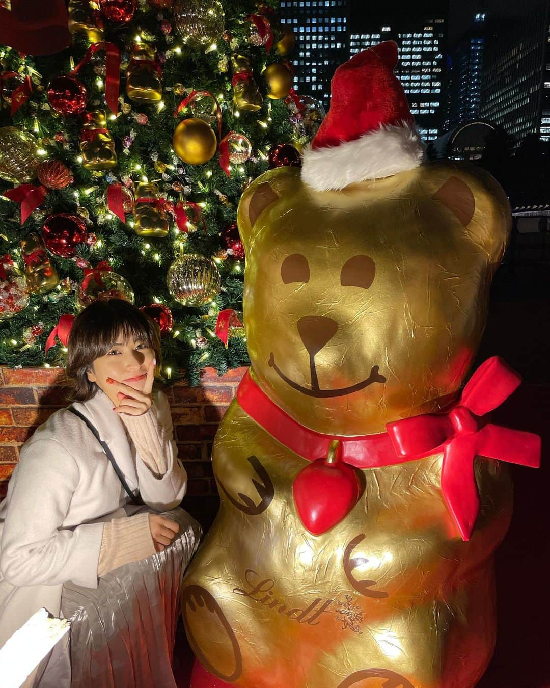 しよりさんのインスタグラム写真 - (しよりInstagram)「いよいよ明日は NGKでワンマンライブ🎄🎅🎁  先日メンバー全員 PCR検査しましたが陰性でした！  お客さんをいれていつも通りライブする事が簡単じゃなくなった今、みんなで健康でいれて無事開催できる事がほんとに嬉しいです😭💙🤍❤️  4年ぶりのNGKでのライブ。 感慨深いし、大きい劇場で踊れる事、みんなに会える事がめっっちゃ嬉しくてほんまに楽しみ🥰🥰  オンライン配信はアーカイブ4日間残るので、みんなそれぞれの場所で応援してくれたら嬉しいです😌💖  ❄️❄️❄️❄️❄️❄️❄️❄️❄️  ｢つぼみ大革命ワンマンライブ 〜夢でも見なきゃやってられない〜｣  12月24日(木) 19:30開演 会場：なんばグランド花月 前売 3,000円  当日 3,500円（全席指定） オンラインチケット1500円  #夢でも見なきゃやってられない#なんばグランド花月 #つぼみ大革命#つぼみ#吉本#よしもと#アイドル#idol#大阪#東京#ライブ#instagood#いいね#フォローミー #配信#配信ライブ#イルミネーション#クリスマス#イブイブ#クリスマスイブ#ツリー#クリスマスマーケット #クリスマスマーケット日比谷#followｍe #followforfollowback」12月23日 9時17分 - shiyooori