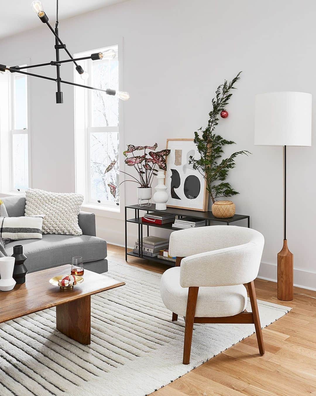 west elmさんのインスタグラム写真 - (west elmInstagram)「Wintery whites (that look good all year long) ❄️ Tap the link in our bio to shop this room」12月23日 9時11分 - westelm