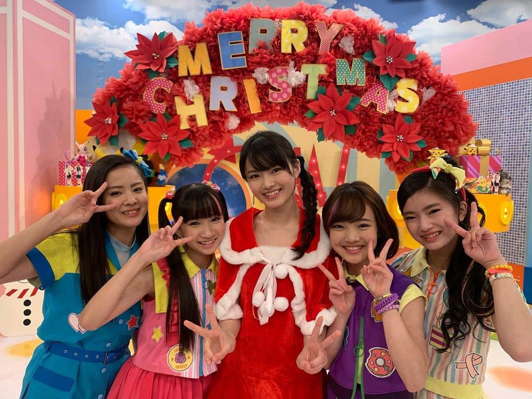mirage²（ミラージュミラージュ）さんのインスタグラム写真 - (mirage²（ミラージュミラージュ）Instagram)「🐶🍭🌺☀️﻿ ﻿ OHA〜=≡Σ((( つ•̀ω•́)つ﻿ ﻿ おはスタ見てくださった皆さん﻿ ありがとうございました💕﻿ ﻿ 本日リリースの2ndシングル﻿ 「とぅわりんりんたんたん」を﻿ パフォーマンスさせていただきました🎠🎈﻿ ﻿ たくさん聞いて歌ってくれると嬉しいです😌💫﻿  最後に美咲とパシャリ📸🧡 ﻿ #lovely2  #ラブリーラブリー﻿ #ラブパトリーナ #ラブパト﻿ #ラブパトピンク #愛羽ツバサ #渡辺未優﻿ #ラブパトパープル #紫原サライ #山口莉愛﻿ #ラブパトブルー #青瀬コハナ #山下結衣﻿ #ラブパトシャイン #七色ソラ #杉浦優來﻿ #まるばつさんかく ﻿ #とぅわりんりんたんたん　﻿ #大事なモノ」12月23日 9時13分 - lovelylovely_official