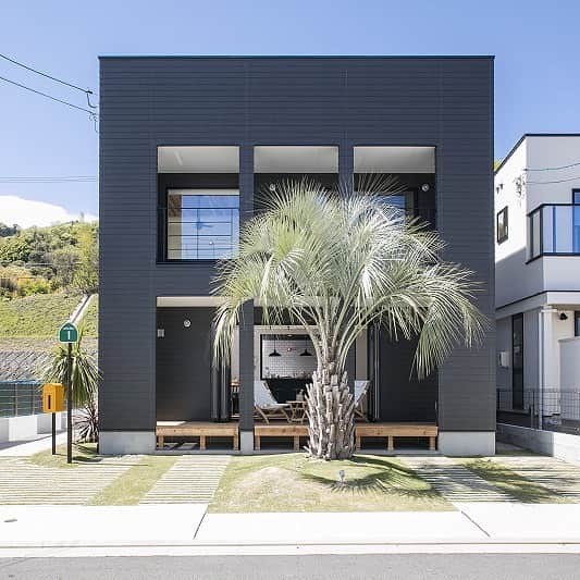 西本ハウスのインスタグラム：「🎈 【外観特集】  ZERO-CUBE MALIBU  【モデルハウス見学予約受付中🏠】 土日祝はもちろん平日でも色々なスタイルのモデルハウスをご見学いただけます😊🎈  場所:安佐南区山本新町（春日野）  イベント情報はこちら▼ @nishimoto_house ⇧プロフィールのURLよりご覧いただけます👀  🎍年末年始休業のお知らせ🎍 誠に勝手ながら、12/28(月)〜1/6(水)まで休業とさせていただきます。尚、休業期間中に頂きましたお問合せにつきましては、1/7(木)より順次対応させて頂きますので、何卒ご了承の程、よろしくお願い申し上げます。  #西本ハウス #広島県 #工務店 #ZEROCUBE #ゼロキューブ #グッドデザイン賞 #1000万円からはじめる家づくり #子育て世代の家  #子育て世代の家づくり #デザイン住宅  #デザイナーズ住宅 #新築一戸建て #マイホーム #新築マイホーム #注文住宅 #規格住宅 #家づくり #暮らしを楽しむ #セミオーダー住宅 #セミオーダー #セミオーダーハウス #広島建売 #建売 #分譲住宅 #分譲中 #広島分譲住宅」