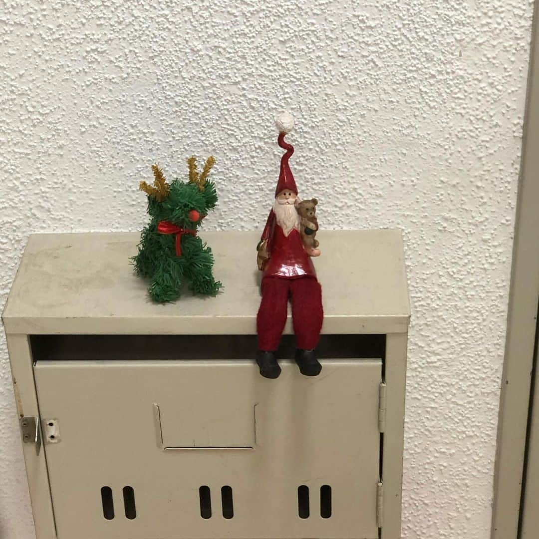 山口雅史のインスタグラム：「12月中旬にふと玄関を見るとこんな物が…。  ついに家の外まで飛び出したクリスマスグッズ（笑） 確実に嫁の作品です。（笑）  #クリスマス　#飾りつけ」