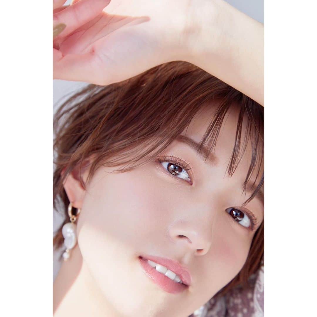 のインスタグラム：「♪  ドアップ失礼します😳  本日発売の『CanCam 2月号』に載せていただいてます☺️  私なりの、ハッピーオーラの作り方、普段のコスメ、今感じていることなど、お話しさせていただきました🥳💕  現場も、いつもめざましテレビでお世話になっている衣装さんや編集さんと一緒で、すごくすごく楽しかった🥰  なんとなーく、新しい私を発見できた気がした撮影でした🤗  いつもの朝とは、一味違う雰囲気になってると思うので、よかったら書店やコンビニで手に取ってみてください🧸  #CanCam #阿部華也子」