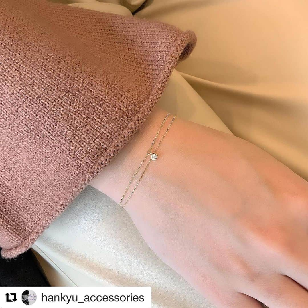 ヴァンドーム青山さんのインスタグラム写真 - (ヴァンドーム青山Instagram)「この投稿は@hankyu_accessories からのリポストです。 ・・・ 🎅クリスマス ギフト🎄🎁 いつもの日常を特別にしてくれる、 とっても素敵なジュエリーのご紹介をいたします🙌  【VENDOME AOYAMA(ヴァンドーム青山)】  -Bracelet-  AGVB4818 DI　38,500円(税込) K18 イエローゴールド  APVB3072 LS DI　40,700円(税込) プラチナ  さりげない輝きが魅力UP✨ 飽きのこないデザインで、長くお使いいただけます。 恋人・友だち・家族、そして自分にも。 たくさんの幸せが訪れますように🧚✨  #阪急百貨店#阪急うめだ本店#1階#hankyuumeda#阪急アクセサリー#ヴァンドーム青山#VENDOMEAOYAMA#Bracelet#ブレスレット#K18#Pt#ゴールド#プラチナ#クリスマスギフト#クリスマスプレゼント#特別な日に#アクセサリーコーデ#数量限定#リモオーダー受け付け中#リモオ#ootd」12月23日 9時25分 - vendomeaoyama_official