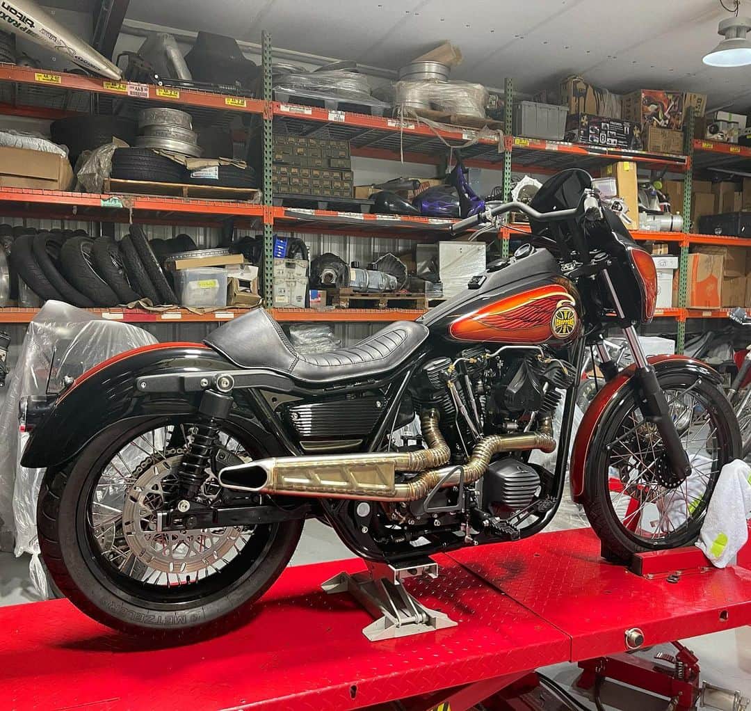 ウエストコーストチョッパーズのインスタグラム：「I’m really digging this @westcoastchoppers built 1983 FXR we are finishing up.  I tried to use as much of the original bike as possible. Motor, 35mm forks, cast aluminum dash, struts, and fuel tank and the front hub.  These classic HD parts give it character and preserve its originality.  My goal was To take the bastard year Shovel FXR and make it valuable and more sought after.  Or Chicken Soup out of Chicken Shit😉 #jessejames」