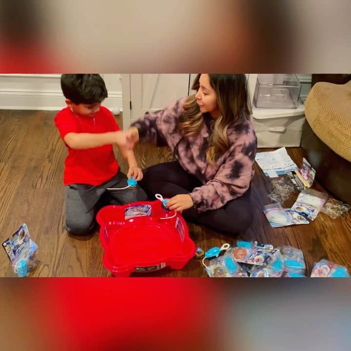 ニコール・ ポリッツィのインスタグラム：「#ad Lorenzo and I were so excited to try out the new Beyblade Burst Speedstorm technology! We set up a "pit crew" to launch into a high speed head-to-head challenge and show how we could supercharge our crash. These tops include some new features like heavier weight (metal!) and we put the pedal to the metal. Let it rip! @hasbro #beybladespeedstorm」
