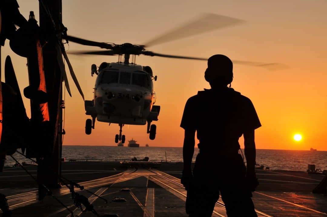 海上自衛隊さんのインスタグラム写真 - (海上自衛隊Instagram)「【海自Awesome pics2020】 2020年に撮影された、素晴らしい写真で今年を振り返りましょう。  本日、お届けするのは、SH-60K哨戒機と夕日です。  #海上自衛隊  #君に見せたい景色  #海自Awesomepics2020  #写真が好きな人と繋がりたい  #夕焼け  #sunset」12月23日 9時30分 - jmsdf_pr