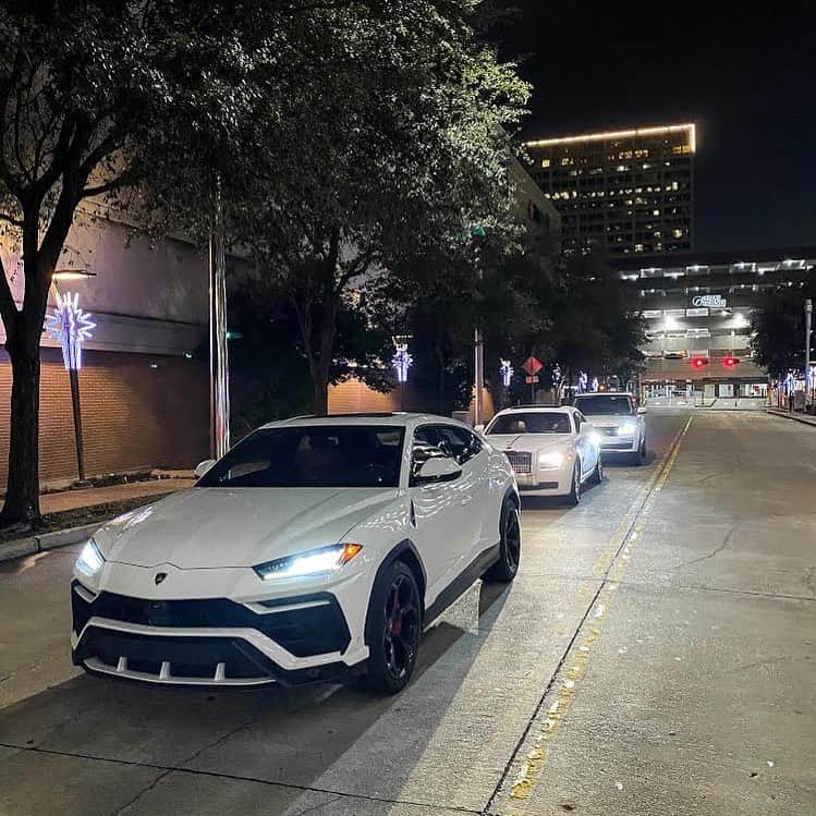 CarsWithoutLimitsさんのインスタグラム写真 - (CarsWithoutLimitsInstagram)「All White Lineup ❄️  Rent Anywhere In Texas With @houstonluxurycarrental   #carswithoutlimits #lamborghini #urus」12月23日 9時30分 - carswithoutlimits