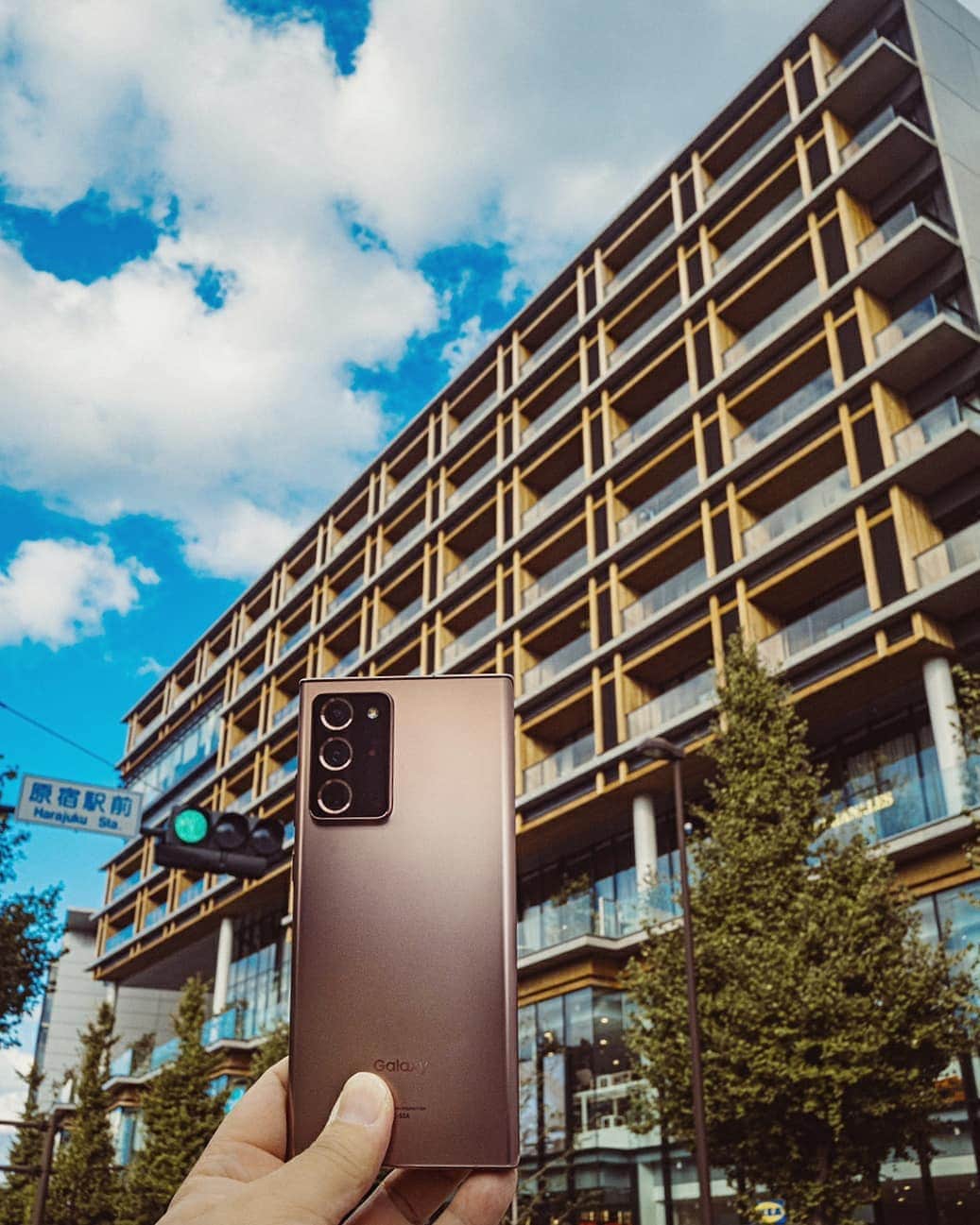 haru wagnusのインスタグラム：「Galaxy Note 20 Ultra 5G  「ペンとスマホの融合」というコンセプトのGalaxy Noteの最新作が発売されました。 そしてぼくも早速、機種変更して使っているのですが、 このスマホ、そのコンセプトの通り、底部にペンが入っていて、いつでも取り出して手書きのメモが取れたり、絵を書いたりできて、ものすごく便利です！  更にすごいのが・・なんと１億画素でのカメラ撮影ができてしまうんです・・・凄まじいです。。  大人気につき、新色のブロンズカラーは売り切れ続出とか！（ぼくはそのため、ブラックを購入しました。でもブラックもかっこいいですよ）  #GalaxyNote20Ultra #TeamGalaxy #withGalaxy #Ambassador @GalaxyMobileJP」