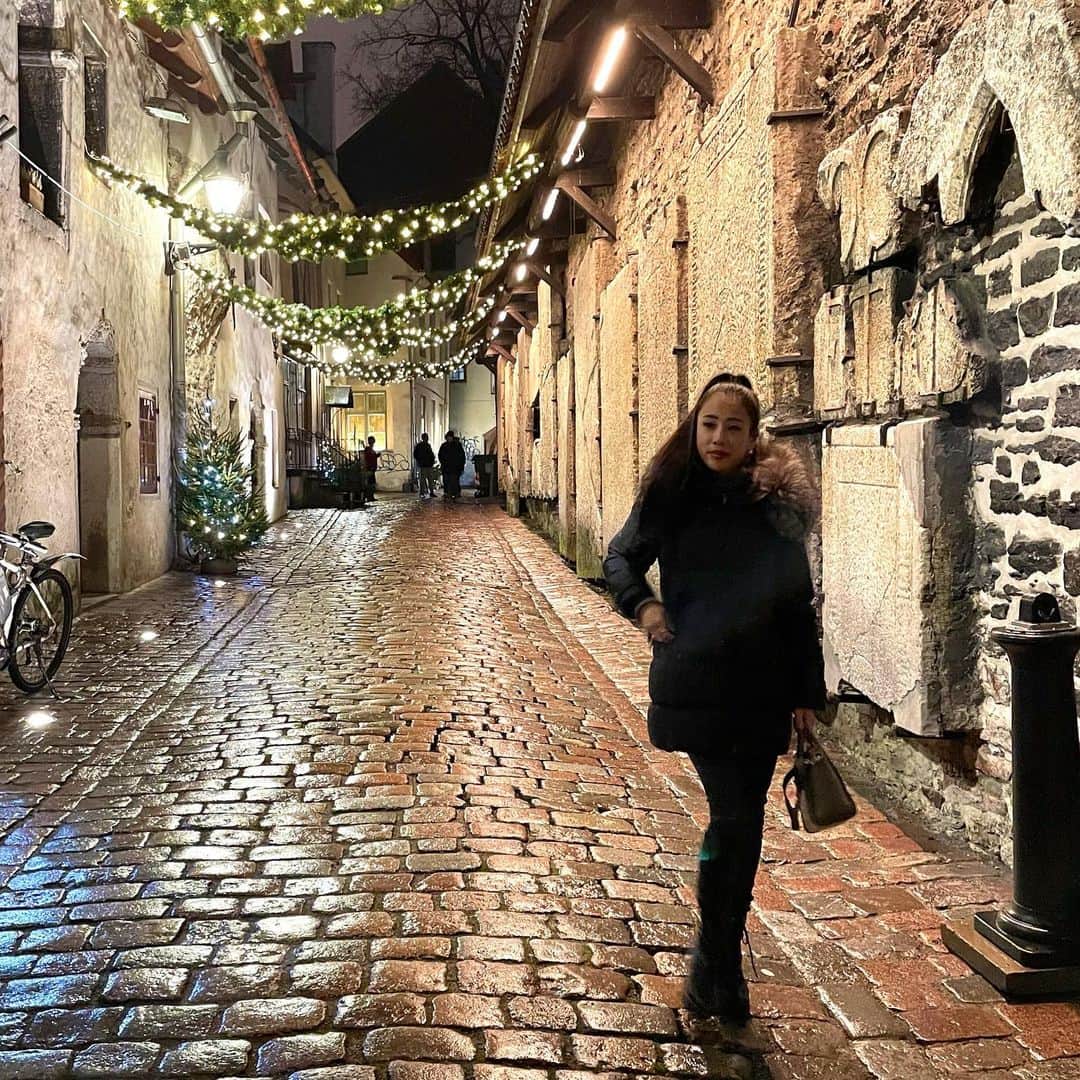 のインスタグラム：「. .  落ち込んだときは 地図を広げて見つめてみる。 . 人生は大きな冒険なんだって 思い出すまで見つめる。 . まだまだやりたいこと、 見たいものはたくさんあるって . 悩んでいる事は 人生でどれだけ小さいことか 教えてくれる☺︎ .  #旅行#旅行好きな人と繋がりたい #お出かけ#大人旅#ヨーロッパ旅行#女性起業家 #女性起業家とつながりたい#起業#マインド#成長#成功#夢#考え方#ヨーロッパの街並み  #成長マインド#実り#エストニア#タリン#海外旅行#生き方 #クリスマス」
