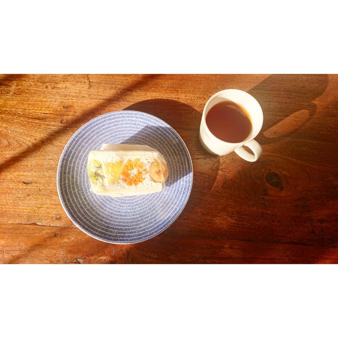 加藤沙知さんのインスタグラム写真 - (加藤沙知Instagram)「今日の朝ごはん  フルーツサンドイッチでした♪ 川島サンタ(@mrt.kawashima )からのプレゼントです😊  昨夜から楽しみにしていた朝ごはん。  朝ごはんが楽しみだと、普段布団の中でゴロゴロしがちな朝も、パッとおきられますね(笑)  朝から幸せでした♪  今日も頑張りましょう！  #朝ごはん#morning #萌え断 と言うらしい笑 #フルーツサンド」12月23日 9時40分 - mrt.kato