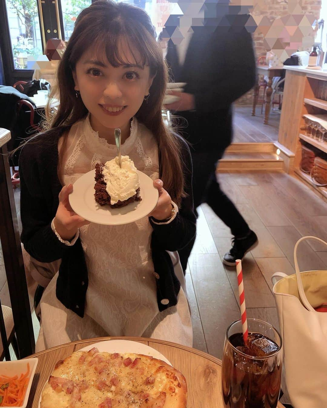 及川愛未さんのインスタグラム写真 - (及川愛未Instagram)「お仕事の合間にbuvetteへ🍰 東京ミッドタウン日比谷🍴  #shooting #lunch #女子会 #sweets #cake #チョコレートムース #チョコレートムースケーキ #buvette #tokyomidtownhibiya #日比谷 #銀座 #christmas #スイーツ好きな人と繋がりたい  #ポートレートしま専科  #ポートレート  #photography  #photo  #写真  #写真好きな人と繋がりたい  #写真撮るの好き人と繋がりたい  #portraitmodel #portrait  #東京カメラ部  #tokyocameraclub  #カメラマン募集  #ファインダー #ファインダー越しの私の世界 #キリトリセカイ #modelpress  #followme ‪ ‬」12月23日 9時40分 - manamioichan