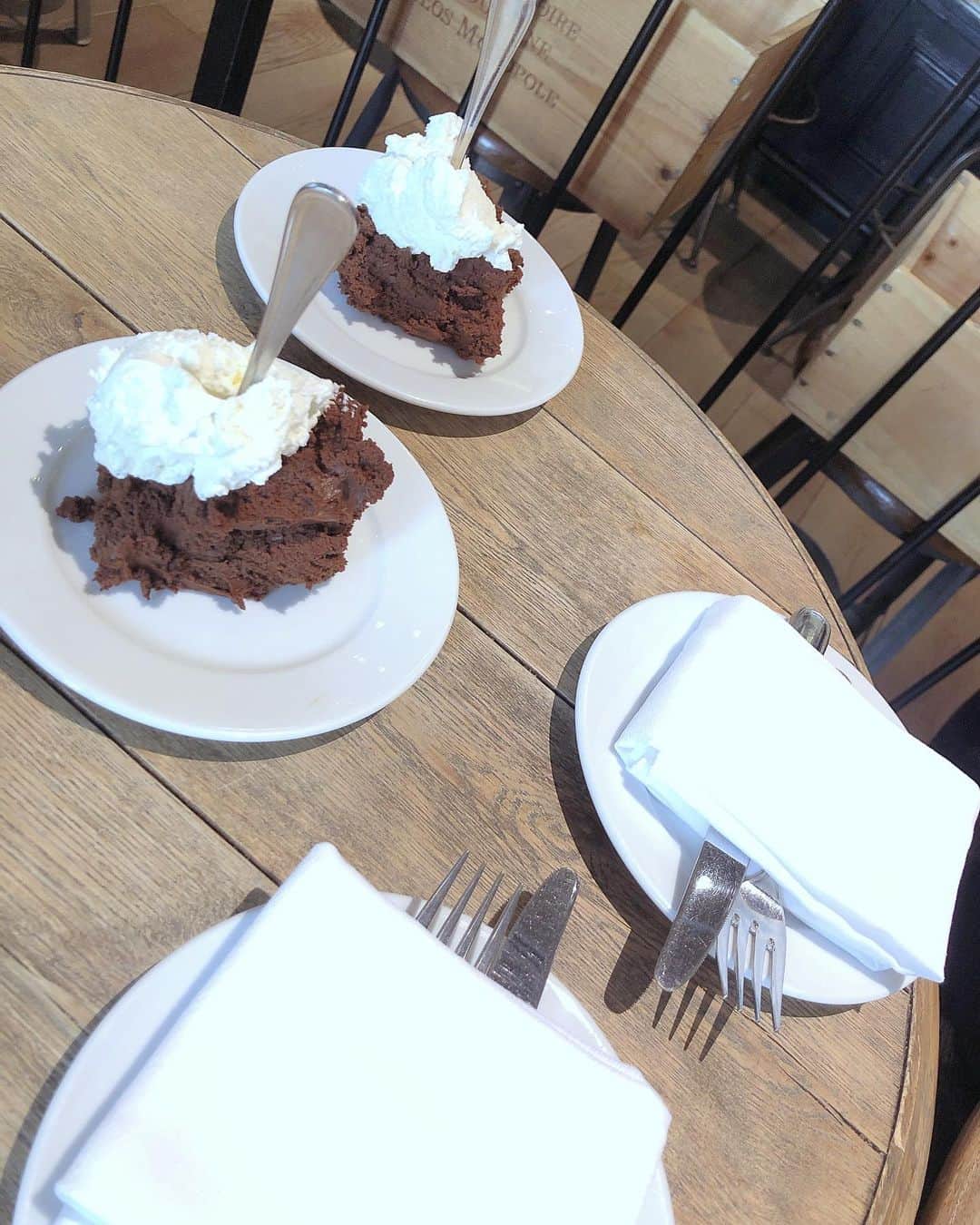 及川愛未のインスタグラム：「お仕事の合間にbuvetteへ🍰 東京ミッドタウン日比谷🍴  #shooting #lunch #女子会 #sweets #cake #チョコレートムース #チョコレートムースケーキ #buvette #tokyomidtownhibiya #日比谷 #銀座 #christmas #スイーツ好きな人と繋がりたい  #ポートレートしま専科  #ポートレート  #photography  #photo  #写真  #写真好きな人と繋がりたい  #写真撮るの好き人と繋がりたい  #portraitmodel #portrait  #東京カメラ部  #tokyocameraclub  #カメラマン募集  #ファインダー #ファインダー越しの私の世界 #キリトリセカイ #modelpress  #followme ‪ ‬」