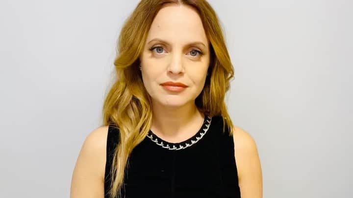 ミーナ・スヴァーリのインスタグラム：「I’m proud to stand with the @humanesociety in the fight against the cruel fur trade. It’s so exciting to see all the companies going fur-free and cities and states now banning fur sales!  It’s clear the fur trade’s days are numbered.  #EndFur #EndFurFarming #StopAnimalCruelty  #FurFreeAlliance  💚LINK IN BIO💚」