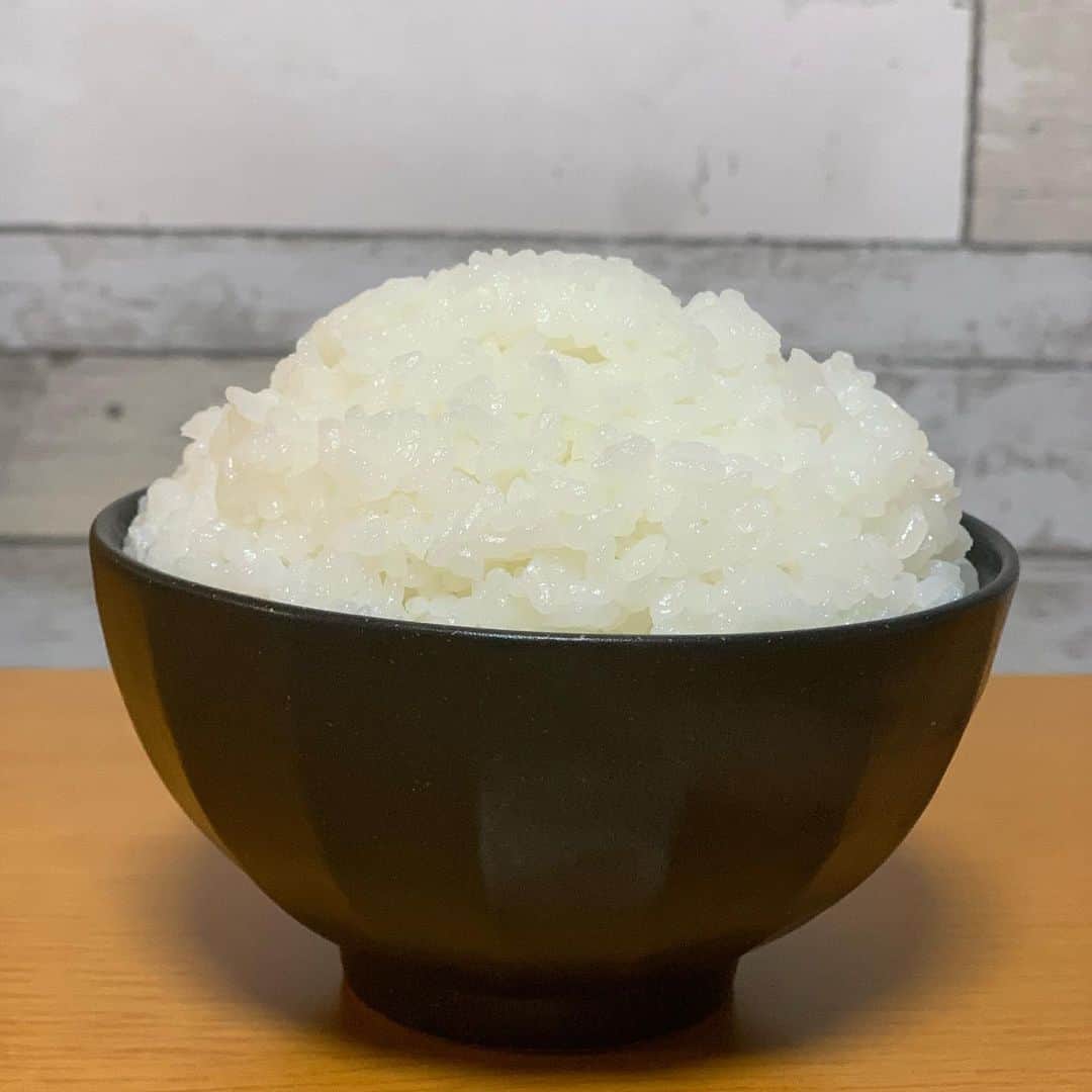 イルマニアさんのインスタグラム写真 - (イルマニアInstagram)「皆さんはお米を食べますか？ 食べない人はほとんどいないと思いますが、私の食べてるお勧めのお米を今回紹介します🍚 @miyatanousangyou 様の 南魚沼産はコシヒカリ✨みやた米です💖  何気なく毎日食べてるお米ですが最近ご縁があり、みやた米にして、いつもお米を炊いている妻が最初に言ったのがお米が炊き上がった時の香りが全然違うと✨✨✨  いざ食べてみれば今までのお米とは全然違くもちもちした感じ、米本来の甘み、艶やかな見た目、食事との相性が今までより遥かに美味しくなりました💖  皆さんが普段どんなお米を食べてるかはわかりませんが私の家では明らかに美味しくなりお弁当で冷えたご飯でも味とモチモチ感は変わらずものすごく美味しくいただけるお米です🌾🍚 当たり前のようにある食材が変わるだけで本当に普段の食卓に美味しい！ってワードが一つ二つ増えて笑顔も増えてきます😊 毎日妻の美味しい夕食を食べてますがさらに美味しい夕食になって食事の時間が待ち遠しくなったのはいうまでもありませんね💖  本日と明日ストーリーに　@miyatanousangyou 様のサイトを載せとくのでお米を変えようかな？とか少し気になった人はぜひ見てみてください💖 #南魚沼#コシヒカリ#みやた米 #弁当#夕食#イルマニア mcma#ご飯#米」12月23日 9時51分 - mcma0821