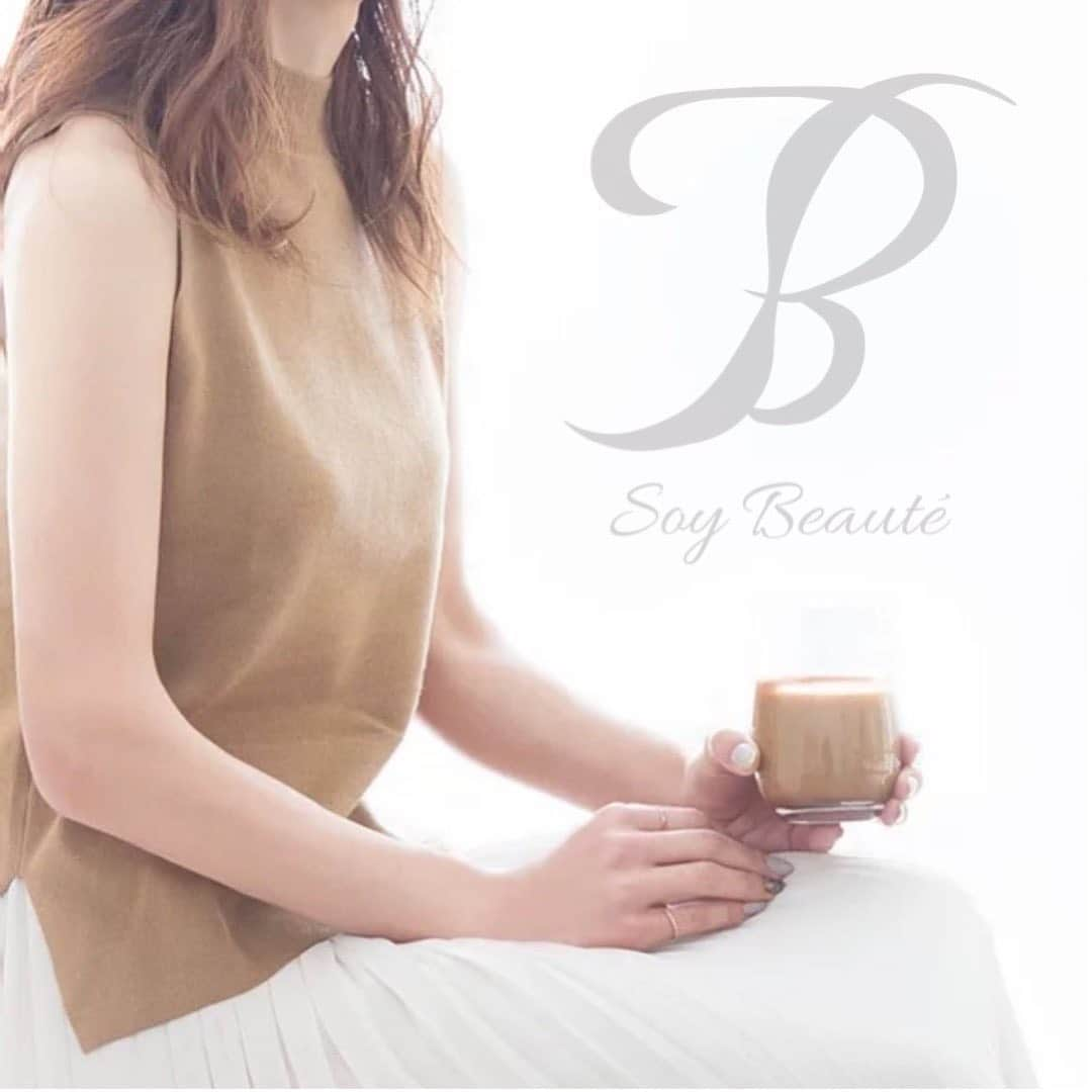 池端忍のインスタグラム：「ソイプロテインSoy Beaute' 本日よりHP公開 ECサイトオープンします。  SoyBeaute'は大豆たんぱく・スーパーフード・ビタミン・コラーゲン等を配合したソイプロテインです。 味はカフェモカ・抹茶の2種類。 一食分約20gで約11gのたんぱく質を摂取出来ます。  サイズは約15食分の300gとお試しや持ち歩き、プレゼントに便利な1食分の個包装も作りました。  成分・価格・美味しさにこだわり何度も試飲し納得のいく商品に仕上がりました。  着色料・香料・人工甘味料・増粘剤・酸化防止剤不使用です。  富山先行販売から1ヶ月半。 ・肌が綺麗になった ・置き換えで痩せた ・疲れにくくなった ・お通じが良くなった  嬉しいお声をいただいています。  美容と健康の為のソイプロテインSoyBeaute' 是非お試し下さい。  HP https://www.soybeaute.com/  ECサイト https://chainon2020.thebase.in/  #soy#ソイ#大豆 #protein#プロテイン #soyprotein #ソイプロテイン #soybeaute #ソイボーテ #helth #健康 #beauty #美容 #superfood #スーパーフード #vitamin #ビタミン #collagen #コラーゲン」