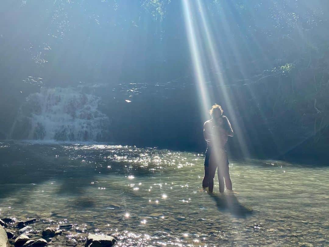 ライス・リベイロのインスタグラム：「Blessed  Abençoada 🙏🏽💦🌈✨」