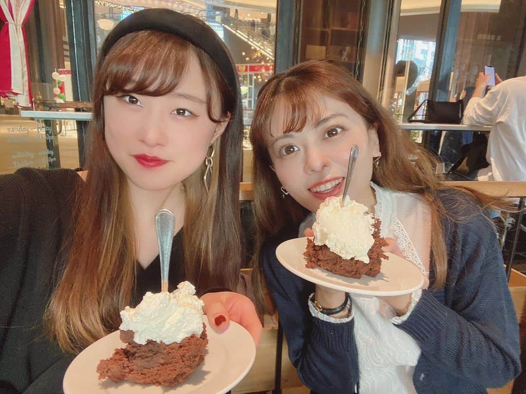 及川愛未のインスタグラム：「うららちゃんとスイーツの会納めでした🍰🍴  buvetteのチョコレートムースケーキ美味しかった😋🧁✨  #shooting #lunch #女子会 #sweets #cake #チョコレートムース #チョコレートムースケーキ #buvette #tokyomidtownhibiya #日比谷 #銀座 #christmas #スイーツ好きな人と繋がりたい  #ポートレートしま専科  #ポートレート  #photography  #photo  #写真  #写真好きな人と繋がりたい  #写真撮るの好き人と繋がりたい  #portraitmodel #portrait  #東京カメラ部  #tokyocameraclub  #カメラマン募集  #ファインダー #ファインダー越しの私の世界 #キリトリセカイ #modelpress  #followme ‪ ‬」