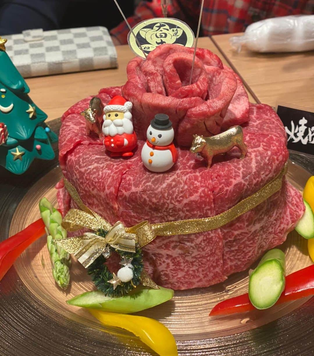 甘糟記子さんのインスタグラム写真 - (甘糟記子Instagram)「先日、少し早めにお友達とクリスマス焼肉( ^ω^ ) 海外から戻るお友達は、2週間の自粛期間を待つと、あっという間に帰国の日になってしまうな〜と寂しくも会えるだけ嬉しい(o^^o)  肉のクリスマスケーキを作ってもらい、プレゼント交換\(//∇//)\  おそろいのニットだよ！  みんな笑顔がキュートなガールズ達でした\(//∇//)\  #浅草#おかえり#クリスマス#肉ケーキ#姫だけ英語話せない#でも楽しい」12月23日 9時46分 - norihey924