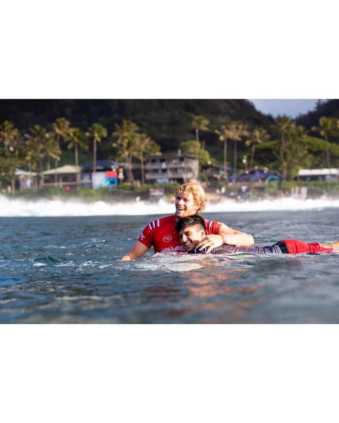 ジョン・ジョン・フローレンスさんのインスタグラム写真 - (ジョン・ジョン・フローレンスInstagram)「First and foremost I’d like to dedicate this win to Derek Ho, who has inspired me at Pipeline throughout my life.  Sunday was a day I will never forget.  I had so much fun competing against my heroes and the surfers who push me to be better in my sport. I’ve grown up watching Andy and Kelly battle for world titles at pipeline and now for me to have the opportunity to still be competing against Kelly, and then be in the final against Gabe i couldn’t have imagined it going any better.  With all that said I couldn’t have done this without the people that surround me, this really is a team effort. My team has been there to help me with anything I need to accomplish my goals, and along with that being some of my best friends. Since I was young my mom has always instilled in me the belief that I can do more than I can imagine myself, especially at Pipeline. And my brothers are now pushing me with a healthy rivalry in the water every time we surf. And then my wife who has been supporting me and being there through these ups and downs. Thank you so much to all of you!!」12月23日 9時46分 - john_john_florence
