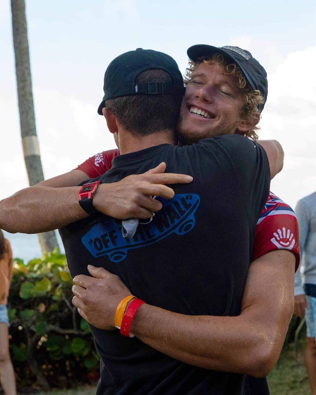 ジョン・ジョン・フローレンスさんのインスタグラム写真 - (ジョン・ジョン・フローレンスInstagram)「First and foremost I’d like to dedicate this win to Derek Ho, who has inspired me at Pipeline throughout my life.  Sunday was a day I will never forget.  I had so much fun competing against my heroes and the surfers who push me to be better in my sport. I’ve grown up watching Andy and Kelly battle for world titles at pipeline and now for me to have the opportunity to still be competing against Kelly, and then be in the final against Gabe i couldn’t have imagined it going any better.  With all that said I couldn’t have done this without the people that surround me, this really is a team effort. My team has been there to help me with anything I need to accomplish my goals, and along with that being some of my best friends. Since I was young my mom has always instilled in me the belief that I can do more than I can imagine myself, especially at Pipeline. And my brothers are now pushing me with a healthy rivalry in the water every time we surf. And then my wife who has been supporting me and being there through these ups and downs. Thank you so much to all of you!!」12月23日 9時46分 - john_john_florence