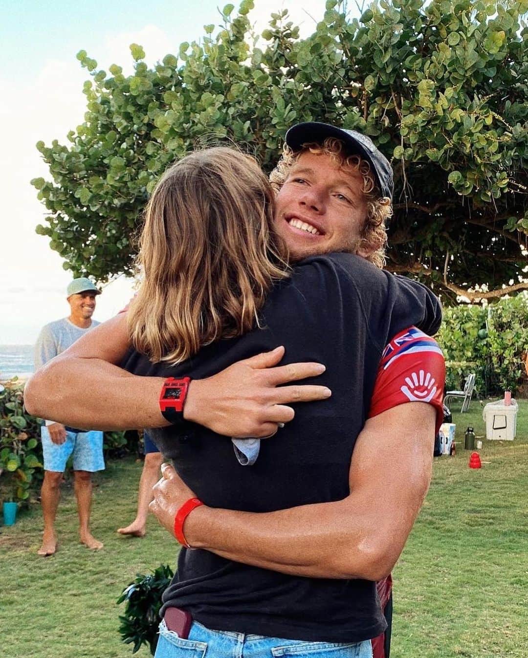 ジョン・ジョン・フローレンスさんのインスタグラム写真 - (ジョン・ジョン・フローレンスInstagram)「First and foremost I’d like to dedicate this win to Derek Ho, who has inspired me at Pipeline throughout my life.  Sunday was a day I will never forget.  I had so much fun competing against my heroes and the surfers who push me to be better in my sport. I’ve grown up watching Andy and Kelly battle for world titles at pipeline and now for me to have the opportunity to still be competing against Kelly, and then be in the final against Gabe i couldn’t have imagined it going any better.  With all that said I couldn’t have done this without the people that surround me, this really is a team effort. My team has been there to help me with anything I need to accomplish my goals, and along with that being some of my best friends. Since I was young my mom has always instilled in me the belief that I can do more than I can imagine myself, especially at Pipeline. And my brothers are now pushing me with a healthy rivalry in the water every time we surf. And then my wife who has been supporting me and being there through these ups and downs. Thank you so much to all of you!!」12月23日 9時46分 - john_john_florence