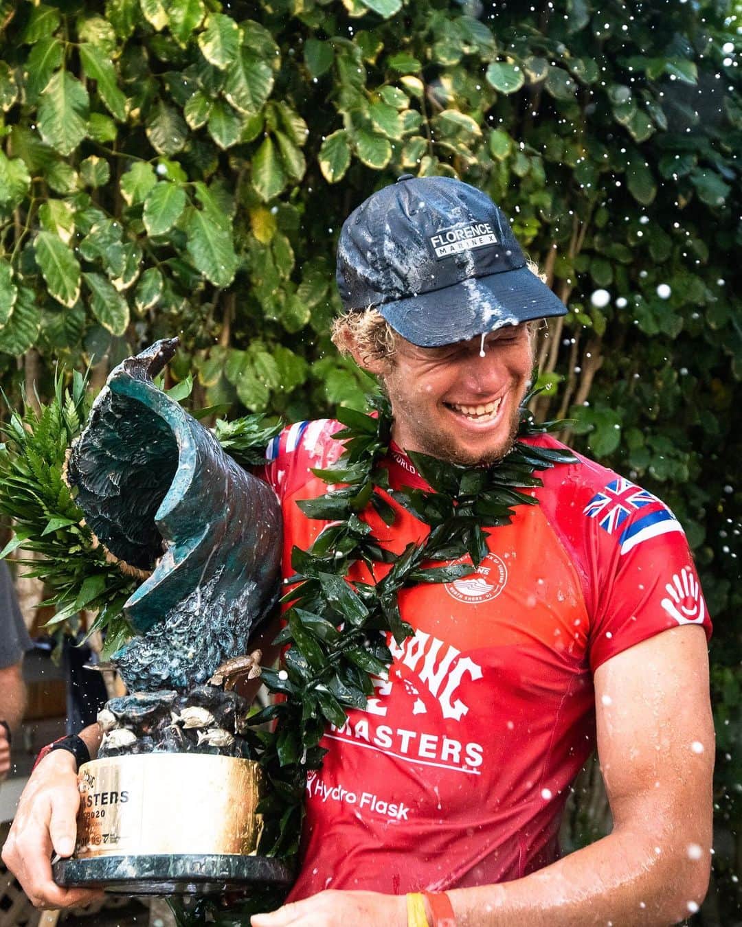 ジョン・ジョン・フローレンスのインスタグラム：「First and foremost I’d like to dedicate this win to Derek Ho, who has inspired me at Pipeline throughout my life.  Sunday was a day I will never forget.  I had so much fun competing against my heroes and the surfers who push me to be better in my sport. I’ve grown up watching Andy and Kelly battle for world titles at pipeline and now for me to have the opportunity to still be competing against Kelly, and then be in the final against Gabe i couldn’t have imagined it going any better.  With all that said I couldn’t have done this without the people that surround me, this really is a team effort. My team has been there to help me with anything I need to accomplish my goals, and along with that being some of my best friends. Since I was young my mom has always instilled in me the belief that I can do more than I can imagine myself, especially at Pipeline. And my brothers are now pushing me with a healthy rivalry in the water every time we surf. And then my wife who has been supporting me and being there through these ups and downs. Thank you so much to all of you!!」