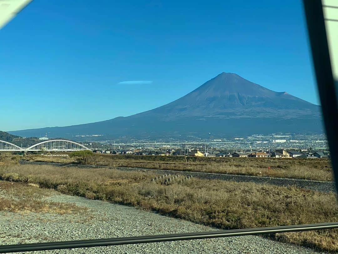 宍戸開さんのインスタグラム写真 - (宍戸開Instagram)「#streetphotography #storyofthestreet #shinkansen #nozomi #express #fuji #mtfuji #streetcinematography #kaishishido #iphone11pro #photography #photographer #photooftheday」12月23日 9時49分 - kaishishido