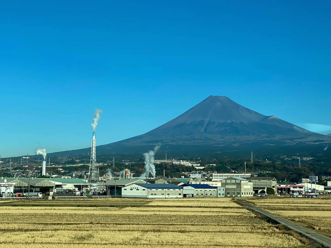 宍戸開さんのインスタグラム写真 - (宍戸開Instagram)「#streetphotography #storyofthestreet #shinkansen #nozomi #express #fuji #mtfuji #streetcinematography #kaishishido #iphone11pro #photography #photographer #photooftheday」12月23日 9時49分 - kaishishido