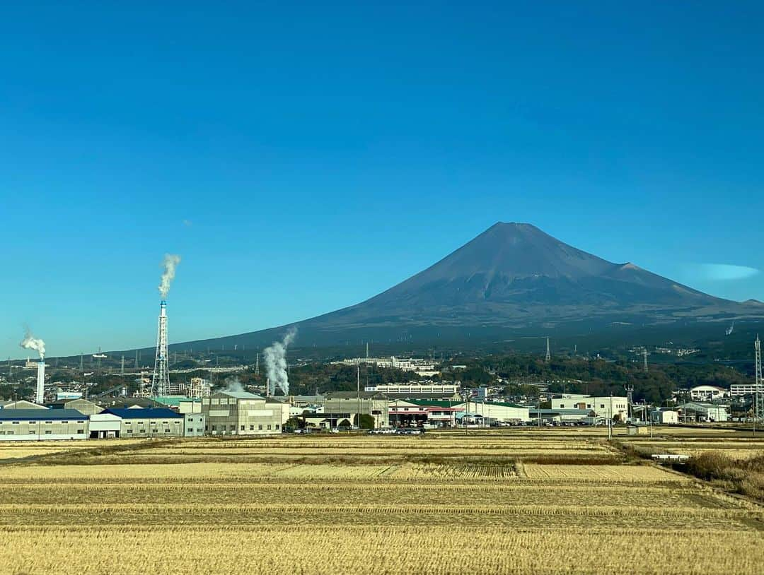 宍戸開さんのインスタグラム写真 - (宍戸開Instagram)「#streetphotography #storyofthestreet #shinkansen #nozomi #express #fuji #mtfuji #streetcinematography #kaishishido #iphone11pro #photography #photographer #photooftheday」12月23日 9時49分 - kaishishido