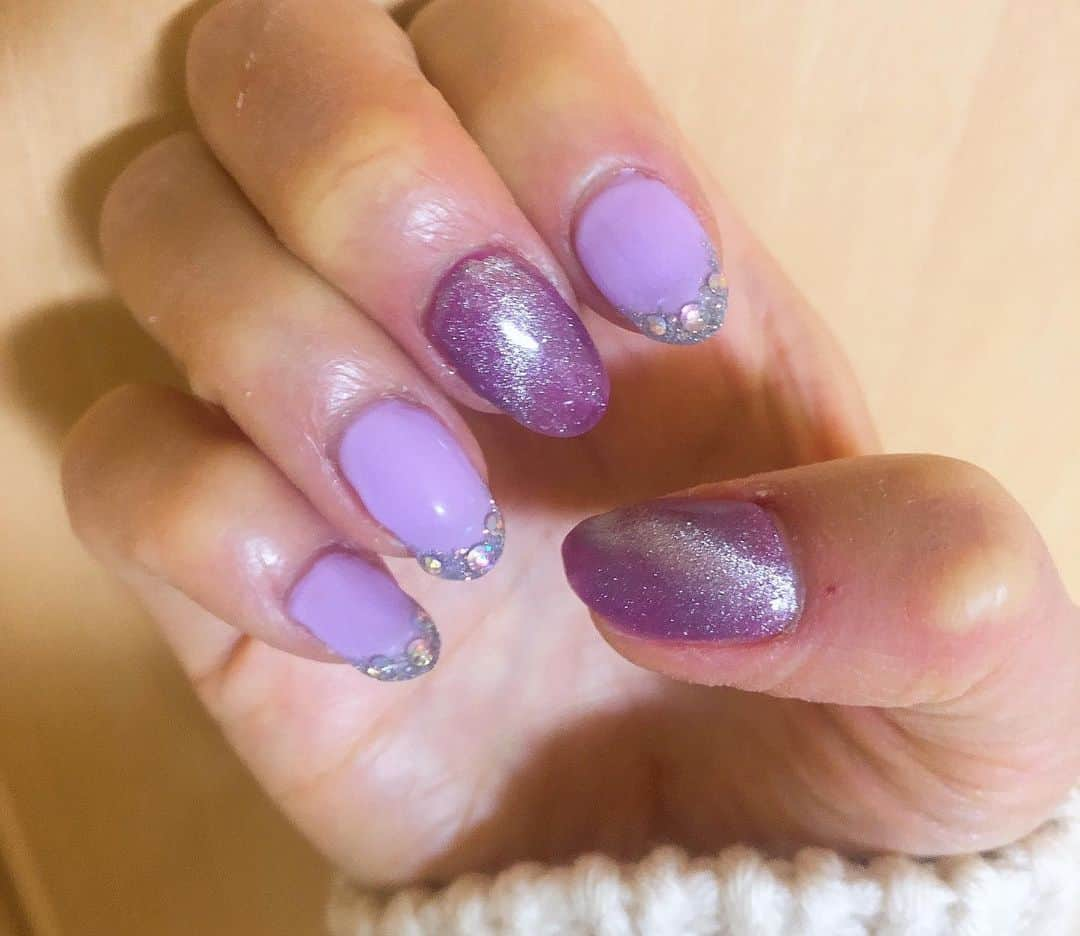 田中里依奈さんのインスタグラム写真 - (田中里依奈Instagram)「ネイルチェンジ💅💅💅 きらきらしてる➰💕 . #ネイル#ネイルデザイン#フラッシュネイル#ギャラクシーネイル#ラベンダーピンク #ラベンダー#爪短くした#ピンク系が好き」12月23日 9時49分 - riina_tanaka