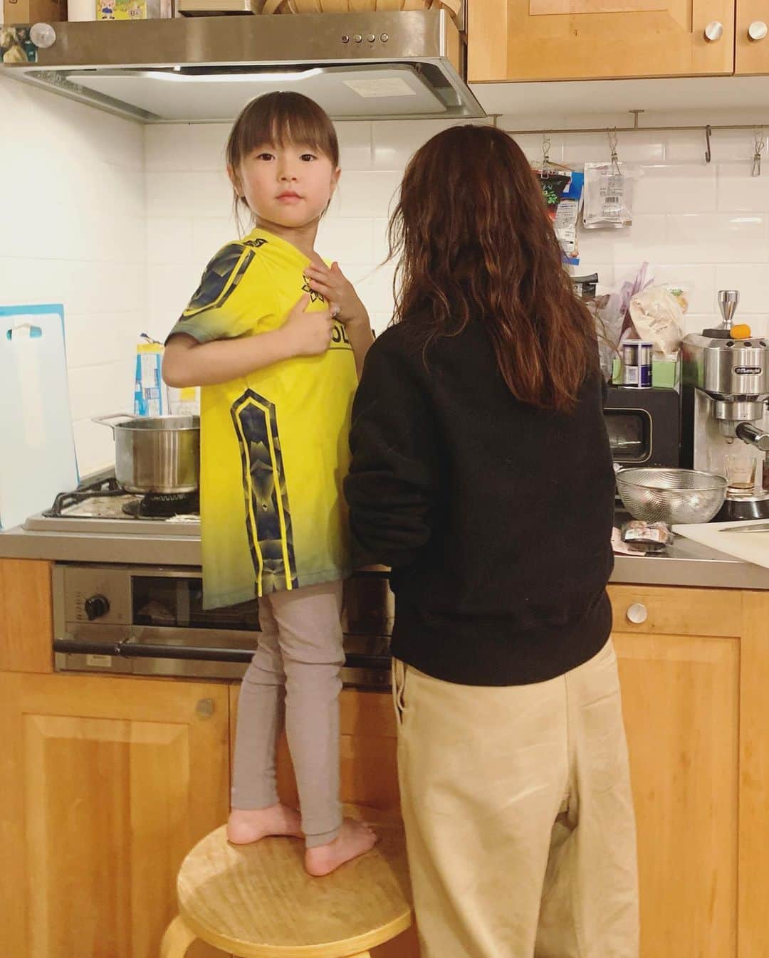坂本美雨さんのインスタグラム写真 - (坂本美雨Instagram)「やってきたばかりのHome PodでSiriにタイマーかけてもらいながら麺を茹でるめぐ&なまこ。たしかに料理中べんりだな〜！」12月23日 9時54分 - miu_sakamoto