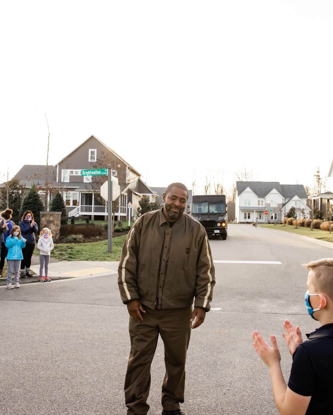 E! Onlineさんのインスタグラム写真 - (E! OnlineInstagram)「Arriving on bikes, on foot and in more than 75 cars, Hallsley residents line up to thank their beloved UPS driver Anthony Gaskin. ❤️“No matter how much he has to do, no matter how he’s feeling, no matter the weather...he takes time to stop and say hello. He makes each of us feel like he knows us.” (📷: @lexihanrahanphotography)」12月23日 10時02分 - enews