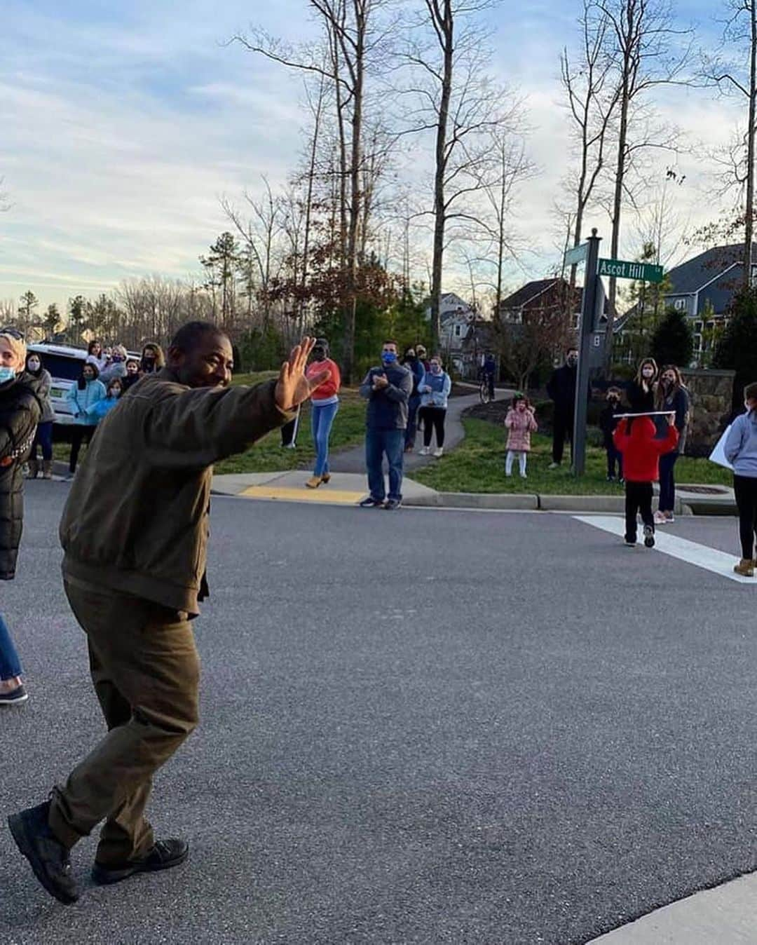 E! Onlineさんのインスタグラム写真 - (E! OnlineInstagram)「Arriving on bikes, on foot and in more than 75 cars, Hallsley residents line up to thank their beloved UPS driver Anthony Gaskin. ❤️“No matter how much he has to do, no matter how he’s feeling, no matter the weather...he takes time to stop and say hello. He makes each of us feel like he knows us.” (📷: @lexihanrahanphotography)」12月23日 10時02分 - enews