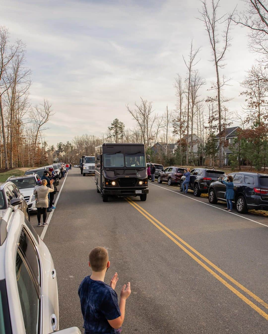 E! Onlineさんのインスタグラム写真 - (E! OnlineInstagram)「Arriving on bikes, on foot and in more than 75 cars, Hallsley residents line up to thank their beloved UPS driver Anthony Gaskin. ❤️“No matter how much he has to do, no matter how he’s feeling, no matter the weather...he takes time to stop and say hello. He makes each of us feel like he knows us.” (📷: @lexihanrahanphotography)」12月23日 10時02分 - enews