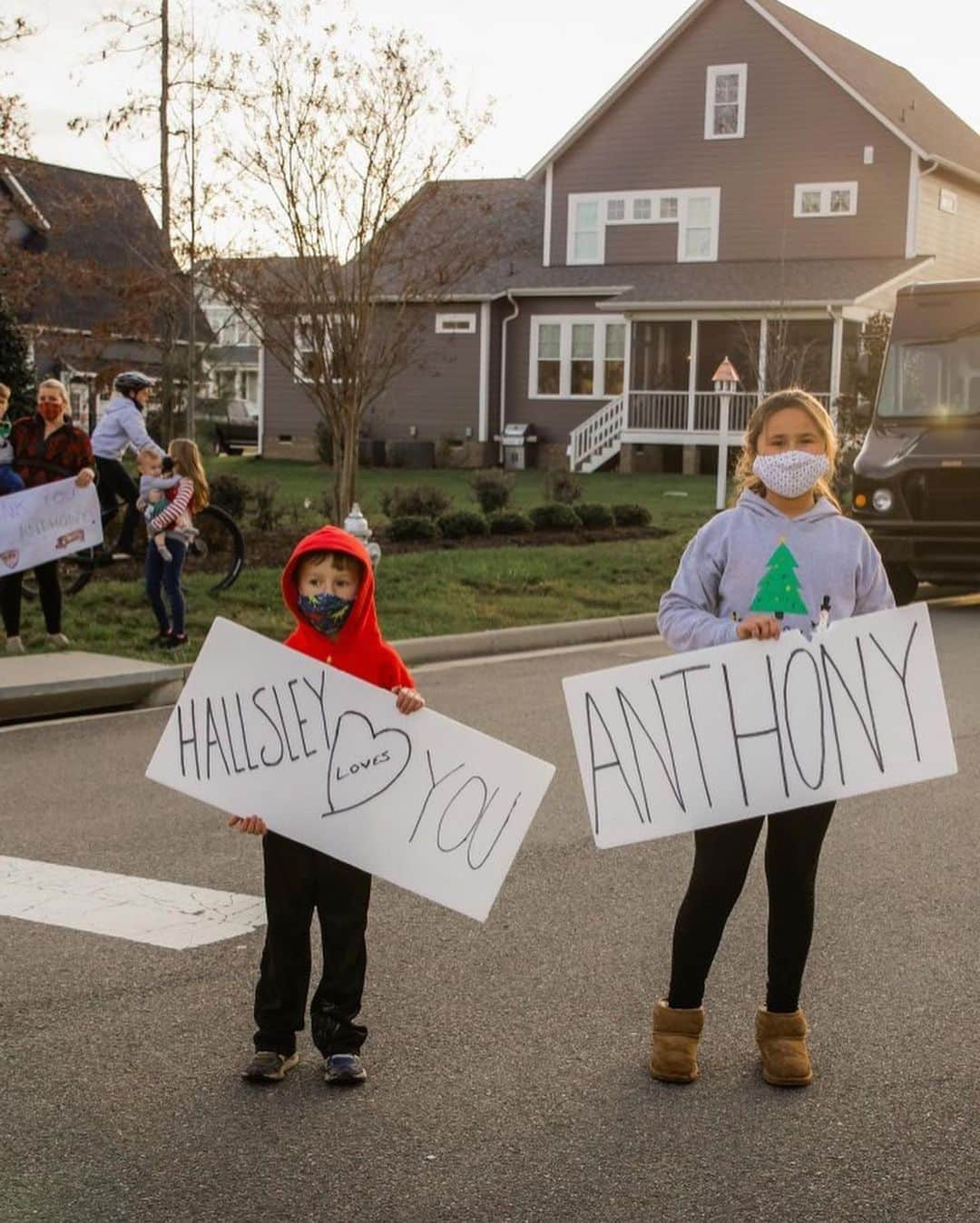 E! Onlineさんのインスタグラム写真 - (E! OnlineInstagram)「Arriving on bikes, on foot and in more than 75 cars, Hallsley residents line up to thank their beloved UPS driver Anthony Gaskin. ❤️“No matter how much he has to do, no matter how he’s feeling, no matter the weather...he takes time to stop and say hello. He makes each of us feel like he knows us.” (📷: @lexihanrahanphotography)」12月23日 10時02分 - enews