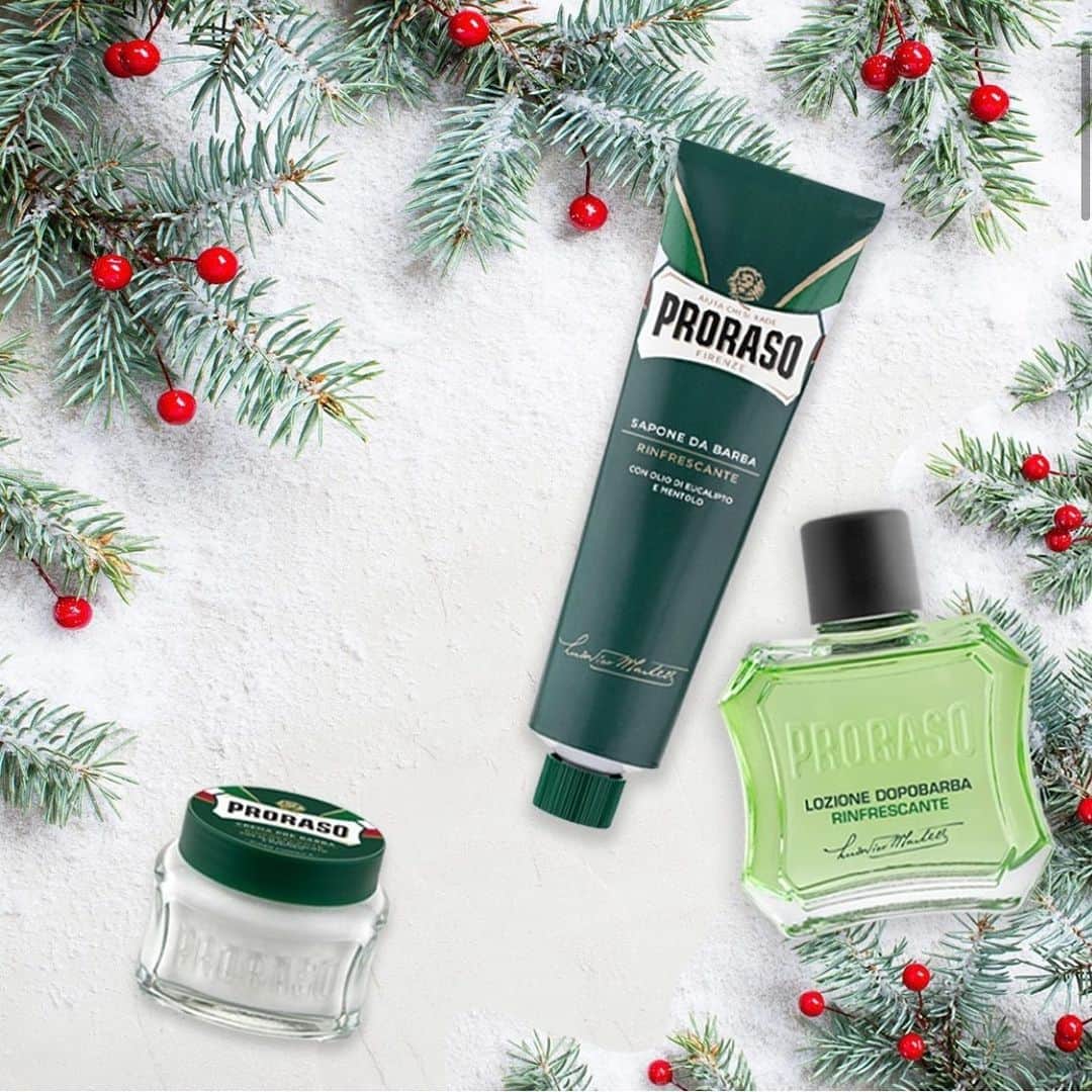 Proraso Japanのインスタグラム：「Christmas is around the corner...!!!  こだわり男子のあの人へのクリスマスギフトに、Prorasoのシェービングケアアイテムはいかがですか？ オイリー肌、敏感肌、普通肌のお肌タイプ別にご用意があるので、彼のタイプに合わせて選んでみてください。  #proraso #prorasousa #prorasofirenze #シェービングクリーム #シェービング #ProShave #Italian #ItalianShave #イタリア製 #バーバースタイル #バーバーショップ #髭脱毛 #メンズスタイル #シェービングフォーム #Barber #メンズヘアスタイル #ヒゲ男子 #ヒゲ #BarberShop #ヒゲ脱毛 #メンズヘア #シェービングエステ #おしゃれさんと繋がりたい」
