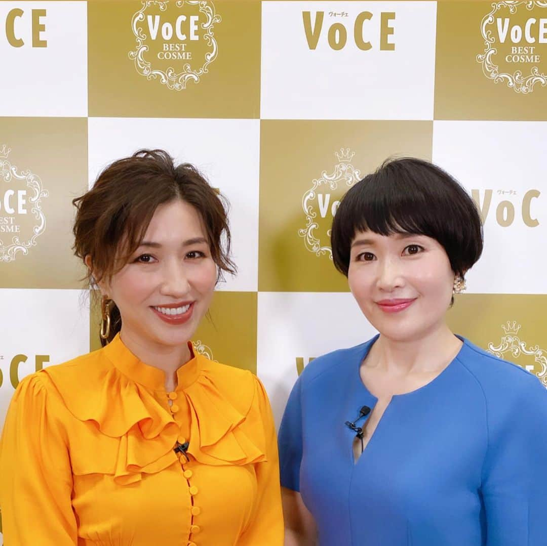 長井かおりさんのインスタグラム写真 - (長井かおりInstagram)「先日は﻿ VoCE✨ベストコスメアワード2020に、﻿ 小林ひろ美さんと出演させて頂きました🧡✨﻿ (小林さんの美肌をご覧あれ✨✨🤣)﻿ ﻿ 光栄にも！﻿ 2020アワード受賞製品の総評トークを🎉﻿ ﻿ 受賞コスメは、﻿ 私もお気に入りのコスメが勢揃いだったので、﻿ まだまだ話し足りないくらいでした😆😭﻿ あっという間🙋‍♀️﻿ ﻿ ﻿ Mattさんにもお会いできたし💕﻿ 丸山桂里奈ちゃんとも﻿ またご一緒でき、嬉しかったです🧡﻿ ﻿ 素敵な衣装もご用意頂き、﻿ みなさんと過ごす貴重な一日でした！﻿ ﻿ ﻿ ﻿ VoCEのYouTubeチャンネルに﻿ アーカイブが残っておりますので、﻿ 是非ご覧になって﻿ 今年の美容を振り返ってみてください🥰﻿ ﻿ ﻿ #voce  #ヴォーチェ　#ベスコス ﻿ #ベストコスメ　#ベストコスメ2020 ﻿ #小林ひろ美 さん　#voceベスコス　#vocemagazine ﻿ #丸山桂里奈 さん　#matt さん﻿ #コスメ　#cosmetics  #ベスコスアワード﻿ #メイク　#メイクアップ　#makeup ﻿ #スキンケア　#skincare  #年間ベスコス﻿ ﻿ ﻿ ﻿」12月23日 10時07分 - kaorimake