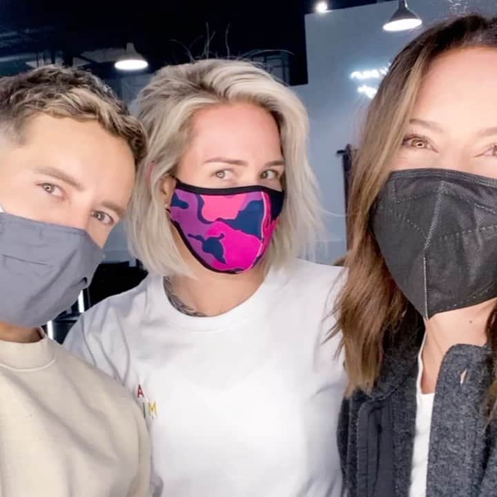 アリ・クリーガーのインスタグラム：「We had to get right and tight for our quarantine Xmas!  ❤️🙌🏽🎄」