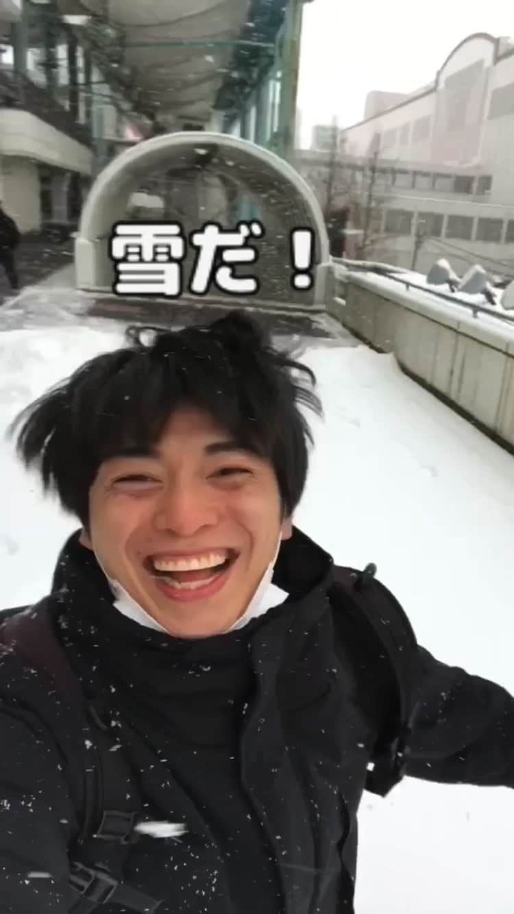 ジェット菅原のインスタグラム：「雪だ！  ※音量注意  #ニコニコダッシュ  #雪  #冬  #寒い  #平和  #元気」