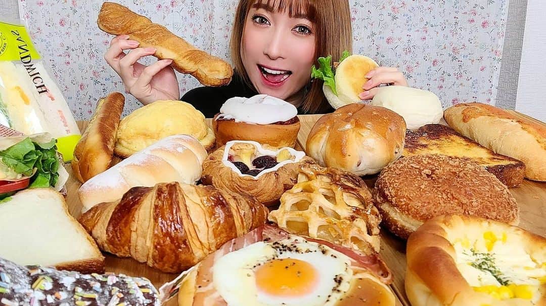石関友梨のインスタグラム：「いろいろと忙しくて全然更新出来てなかった( ；꒳； )今更w  「イオンのパン屋さん」21個食べたよ🎀YouTubeのアーカイブに残してあります  ご視聴＆スパチャいつもありがとうございます💓  #プロフィールからyoutube飛べます #イオン #パン屋さん #大食い」