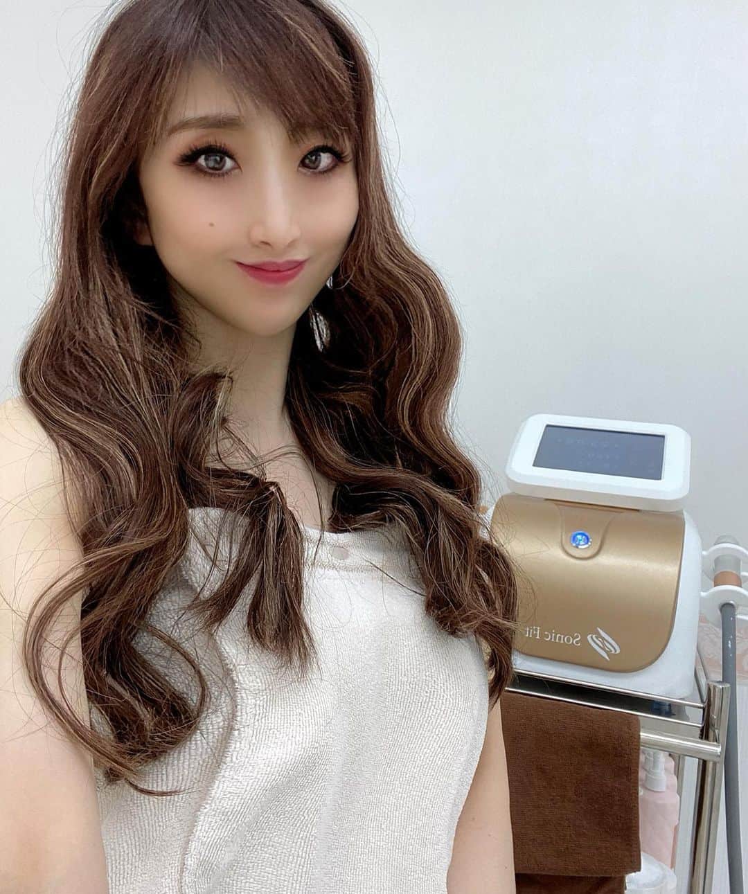 Erenaのインスタグラム：「⚜️🪞Sonic Fit ｿﾆｯｸﾌｨｯﾄ 🪞⚜️ 「ソニックフィット」(全顔+首) @rilleeon.osaka ✨💆🏼‍♀️✨ 気になってたフェイスラインが…たった30分でシャープに🤭施術後、即実感👏👏👏 3週間後に劇的な効果を実感できるようで、楽しみで仕方ない♡♡ 盛り上がってた頬がシュッてなったよ♡♡ ﾊｲﾌみたいな痛みも全くないし、ダウンタイムもない♥️ 1回30分で半年〜1年の持続効果♥️ ハイフよりリーズナブル♥️これはスゴイ😍 また通いたくなる場所に決定❣️❣️❣️ . AKEMIさん教えてくれてthank you…♡ . 効果II▶︎たるみ,むくみ,小顔,美白,シミ,シワ,毛穴,ニキビ,肌質改善,顔の脂肪,二重顎,法令線,肌のくすみを無くす,首のシワ改善,首の凝りをほぐす . II▶︎https://rillee-on.com/ . . #rilleeon#sonicfit#salon#antiaging#liftup#osaka#リリーオン#ソニックフィット#小顔#リフトアップ#美容#最新リフトアップマシン#たるみ改善#美白#シミシワ改善#肌質改善#法令線#首のシワ改善#ハイフを超えるリフトアップ#アンチエイジング#美#before#after#即実感」