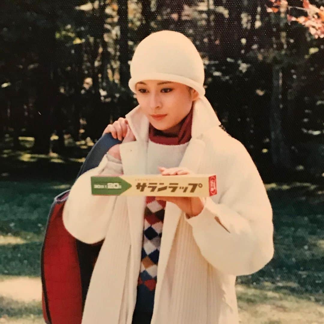 岡まゆみのインスタグラム：「今年はあまり振り返りたくないの。だからもっと昔々にしました。私二十歳。初CMでした。#昔々#二十歳#CM #岡まゆみ」