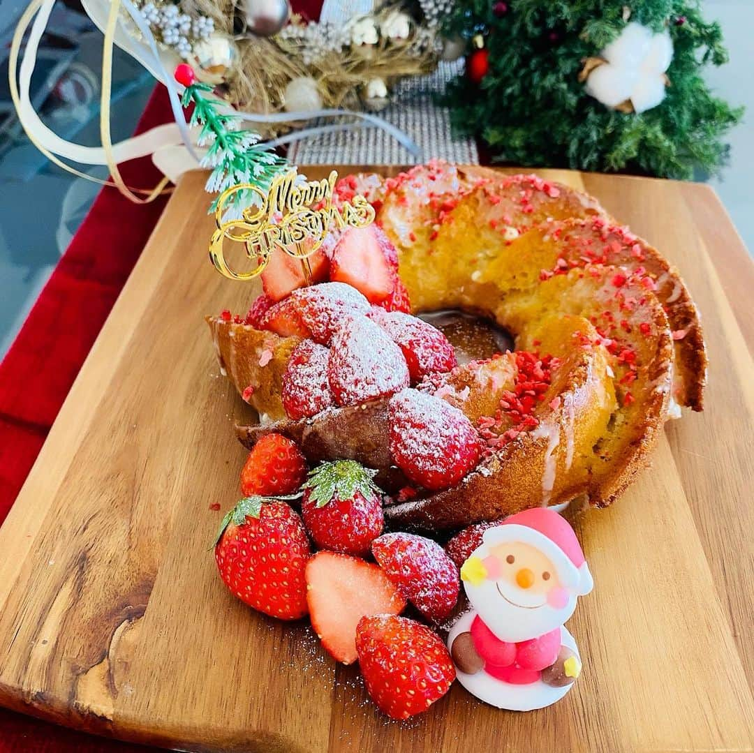 河島未怜のインスタグラム：「米粉で作った #クリスマスケーキ  子どもと一緒に作ったので 焼き上がったそばから 食べられて 思ったように飾り付けできませんでした😂😂  #米粉レシピ  #幼児食 #てんさいとう使用  #甘さひかえめ #子どものおやつ #おうちカフェ」