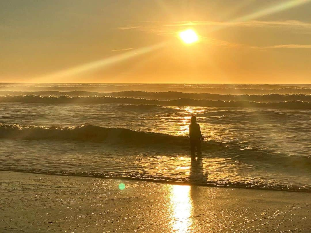 アラニス・モリセットのインスタグラム：「winter pacific ion dreams. #canadianblood ✨✨✨✨❄️💖💖🙏🏻」