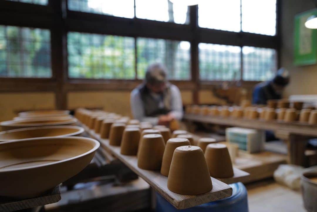 太田雄貴さんのインスタグラム写真 - (太田雄貴Instagram)「NTT西日本「思いをつなぐプロジェクト」に参加してます！  新しい生活様式に変わりつつある今だからこそ、改めて感じた地域への思いを、写真でつないでいくこのプロジェクト。  第1回目の投稿に僕が選んだのは、先日仕事で訪れた佐賀の唐津焼の窯元で撮影した1コマです。 クラシック音楽が流れる中で親子3世代で作陶する姿には趣があり、ずっとそこに居たくなるような空間。 そして受け継がれてこられた伝統工芸の美しさと技！！  伝統を繋いでいく尊さを感じました。  フェンシング協会も次の世代へと繋いでいくべく、これからも懸命に尽くしていきます。  12月14日より開催中のフォトコンテストで、皆さんの地域への思いをつなぎ、各地を盛り上げていきましょう。詳しくは、ＮＴＴ西日本公式インスタグラム（@nttwest_official）もご確認ください。  #思いをつなぐフォト #PR #佐賀県 #唐津焼 #窯元 #NTT西日本」12月23日 10時33分 - yuki_ota_fencing