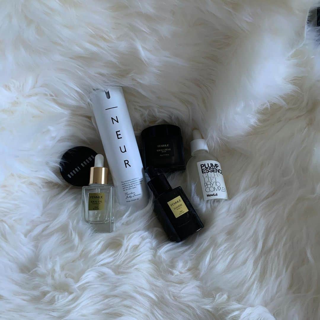 Mie Kawanoのインスタグラム：「今年とてもお世話になった skin care items♡  特に @_neur.jp は何本使ったか 分からないくらいお世話になった♪  #_neur　#アンダーノイル #タイムレスジェリーセラム #アンダーノイルのある暮らし」
