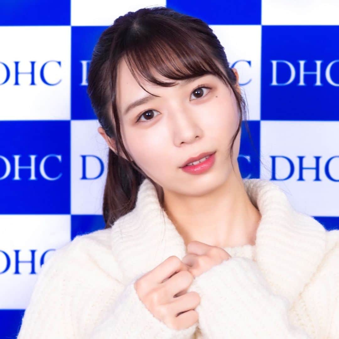 のインスタグラム：「* @dhc_cs  DHC賞授賞式に行ってきました！ 他の大学の受賞者さんとも少しお話し出来て楽しかった🥳  そして！副賞で買った商品の中で特にオススメの2品を…  ▶︎オリーブバージンオイル DHCさんの有名なオリーブシリーズ🫒私はスキンケアの最後に使ってます！朝までしっとりしてくれて頼もしいです✨  ▶︎薬用リップクリーム 中学生の頃からの愛用品！普段の保湿はもちろん、リップを塗る前に塗っておくとするする塗れます💄✨  少し年齢層が高めのイメージがあるDHCですが、優秀な商品ばかりなので是非皆さんも使ってみてください！  #dhc #dhc賞 #ミスコン #スキンケア #リップ」