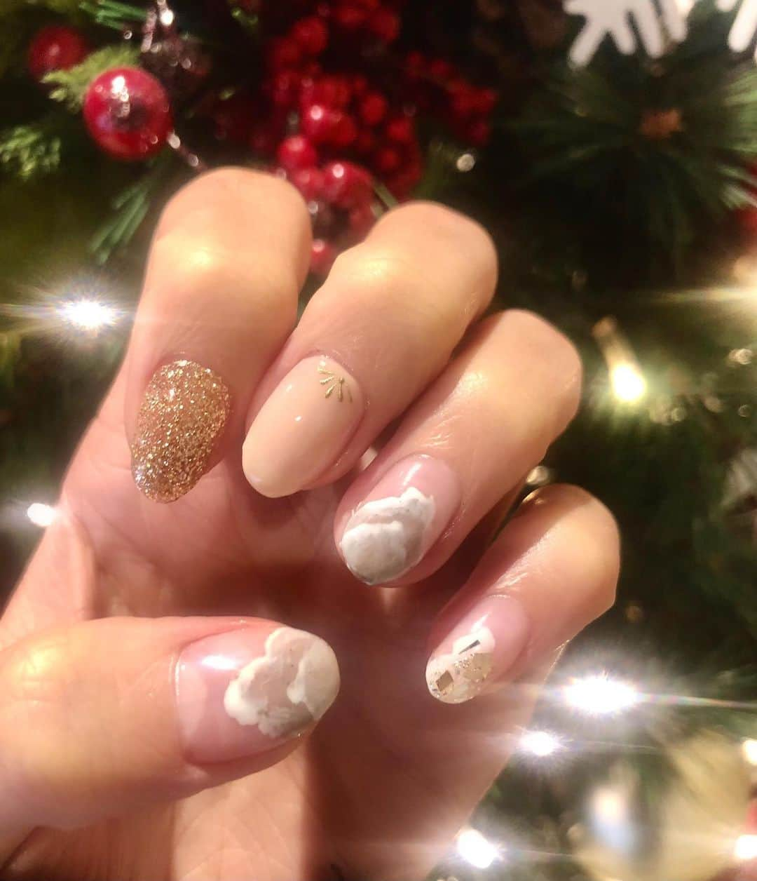 中西華菜のインスタグラム：「今年最後のネイルを @nailsalonsky_kasumi さんにやっていただきました💅💓クリスマス前に行けて良かった☺️雪っぽさとゴールドの温かみでほっこり来年を迎えられそうです☃️甘皮処理も懇切丁寧にやっていただいて爪の形がどんどん綺麗になって嬉しいことだらけ💚冬は乾燥しがちだからちゃんと保湿ケアしなきゃだっ!! @nailsalonsky の皆さま、今年1年間も気分が上がるデザインネイルと癒し空間と元気パワーをありがとうございました😆👏今日話してて24歳の頃から通ってるから大人になったな〜って☺️来年も再来年もずーっとよろしくお願いします🙇‍♀️💙love!  #ネイル #ネイルサロン #ネイルサロンスカイ #nails #nailsalon #nailsalonsky #ネイルデザイン #美容記録 #モデル #model #パラレルワーカー #ca #キャリアアドバイザー #就活支援 #就職活動 #転職支援 #就職支援 #中西華菜 #kananakanishi #ファッション #美容 #ショートヘア #ショート女子 #ゴルフ女子」