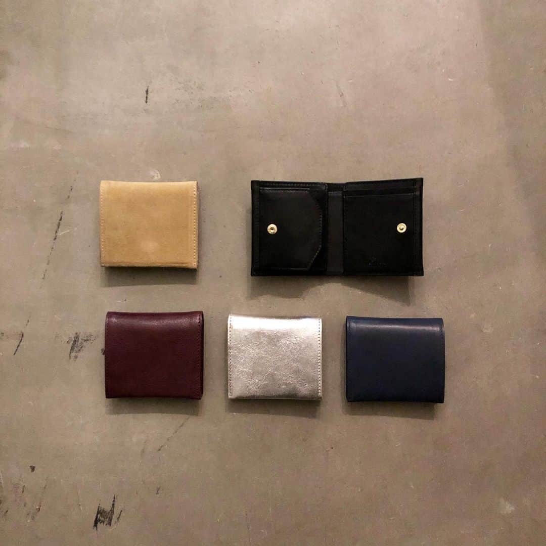 Enseさんのインスタグラム写真 - (EnseInstagram)「カードケースほどの 手の平サイズのミニ財布。  新しいEnseの仲間たちが 相変わらずの少量ではありますが 入荷して参りました！ 全部で5色、 レザーの表情が色によって違います。  ポケットにスッと忍ばせて、 小さなバッグに。  京都店、ならまち店とご覧いただけます。  #Enśe #Ense #Ensejewelry #ensebridal #k18 #ダイヤモンド #バッグ #入荷#新作#京都 #三条#柳馬場通#奈良#ならまち#新作 #12月#ミニ財布 #入荷#コンパクト」12月23日 21時24分 - ense.jp